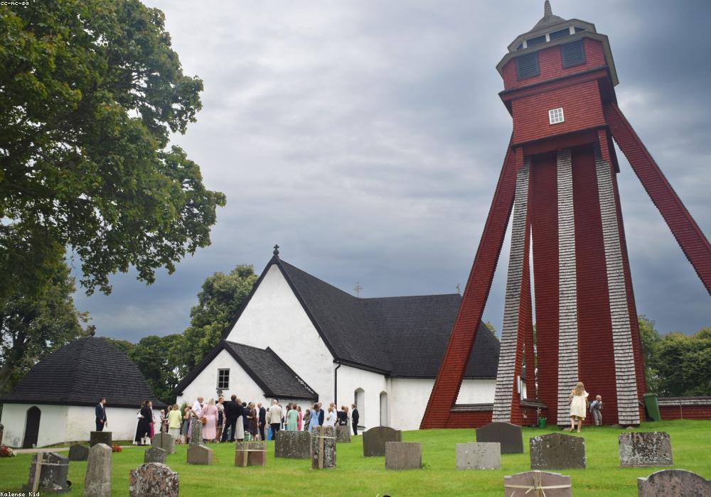 Kyrka och kyrkogård
